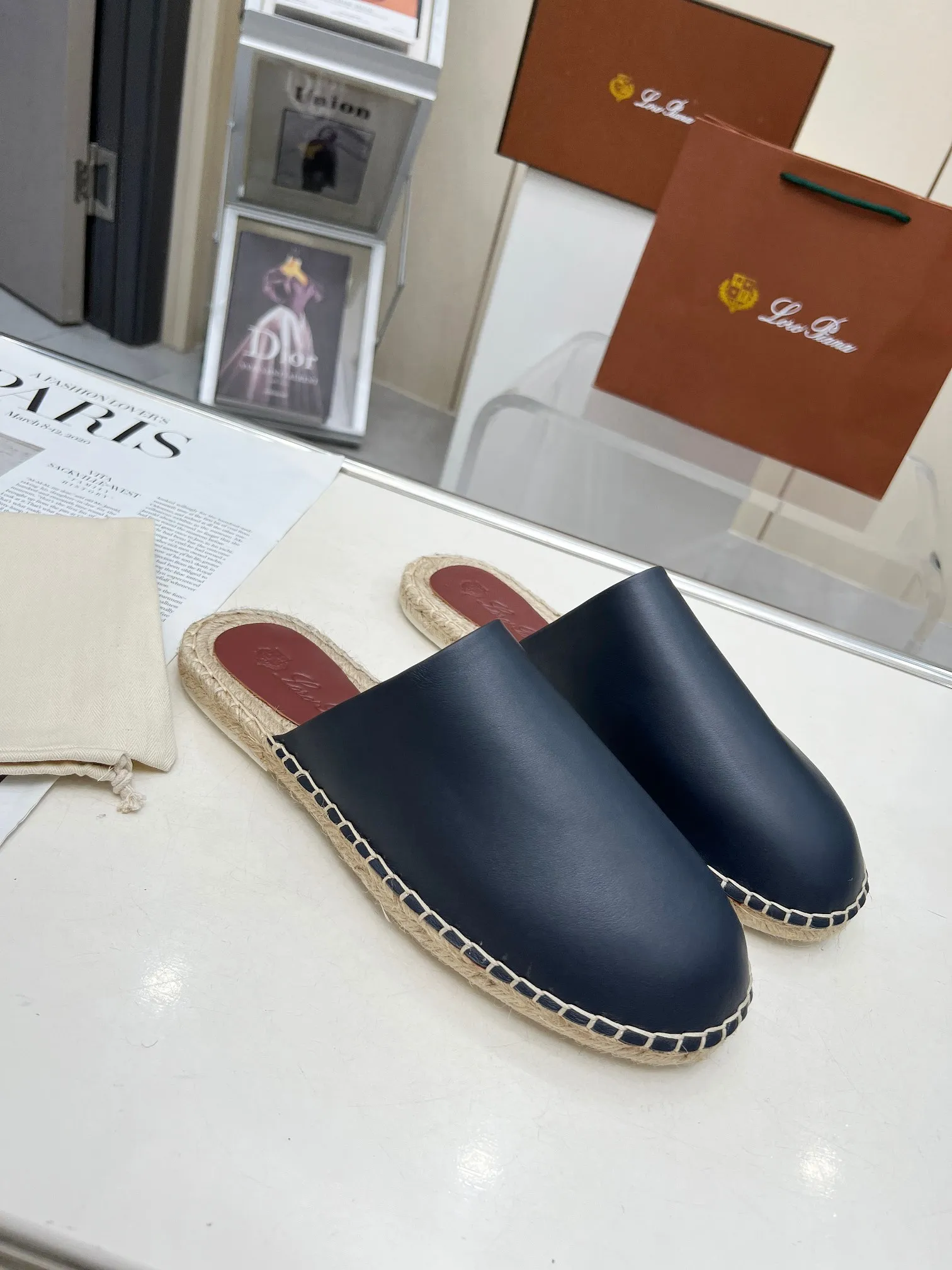 Men's men's shoes 💰520 🧚‍♂️.Loro Piana*👉Top genuine high-end fisherman's shoes and half-drag style👉Buy the original 1:1 copy💯💯💯 Founded the existing Loro Piana company on April 24, 1924. It is now the sixth generation of family business, providing high-quality products to customers who are discerning about taste and quality. ❤️Imported calfskin fabric. The lining is made of A-grade sweat-absorbent and breathable lining. 💯💯💯 Purely handmade. 💯Authentic packaging. Original one-to-one molded outsole. The favorite sandals of Middle Eastern tycoons. Code number: 39-46.